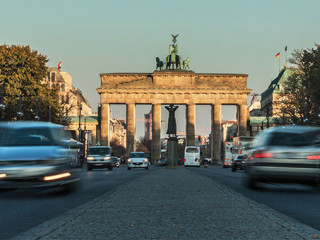 Brandenburger-Tor-Verkehr-240671610-AS-Marco