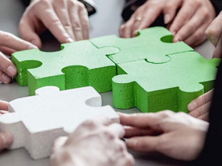 Anzugtraeger-Puzzleteile-115371682-AS-alotofpeople