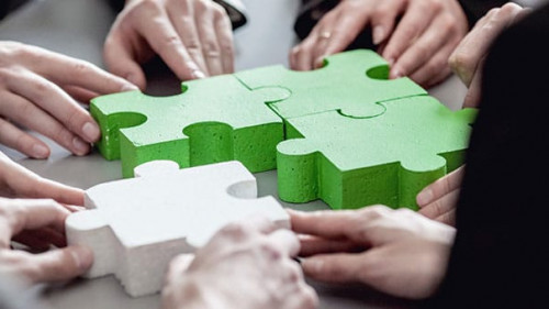 Anzugtraeger-Puzzleteile-115371682-AS-alotofpeople