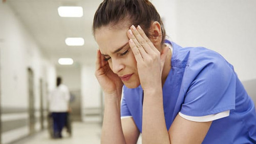 Krankenschwester-Stress-256850105-AS-gpointstudio