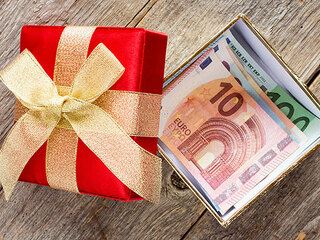 Geschenk-Geldscheine-103989899-AS-graja
