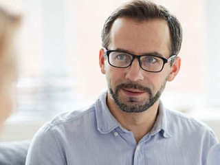 Frau-Mann-Gespraech-255930105-AS-Seventyfour