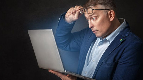 Anzugtraeger-Laptop-Brille-234642300-AS-Vladimir-Bikhovskiy