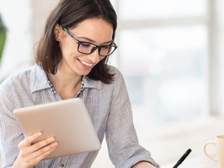 Frau-laechelnd-Tablet-323438238-AS-Prostockstudio