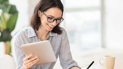 Frau-laechelnd-Tablet-323438238-AS-Prostockstudio
