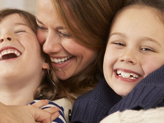 Mutter-umarmt-Kinder-84436096-AS-Monkey-Business