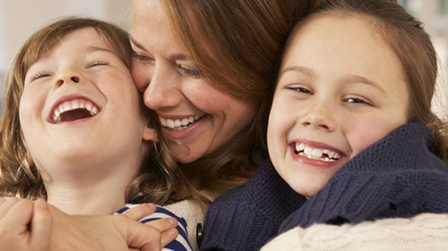 Mutter-umarmt-Kinder-84436096-AS-Monkey-Business