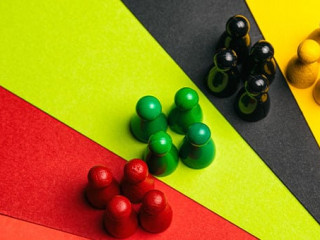 Spielfiguren-Farben-421878566-AS-mpix-foto