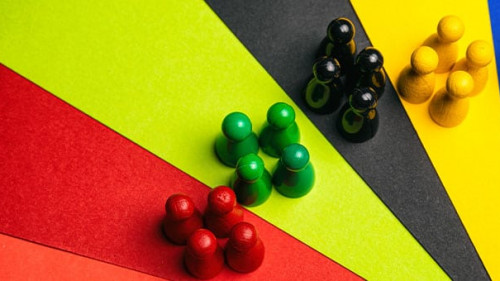 Spielfiguren-Farben-421878566-AS-mpix-foto