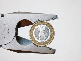 Bundesadler in Zange