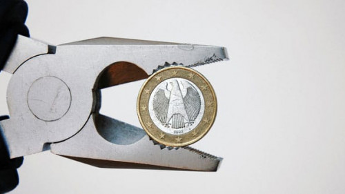 Bundesadler in Zange