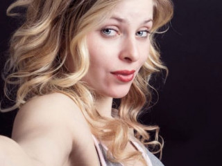 Frau-Selfie-5850640-PB-Sammy-Williams