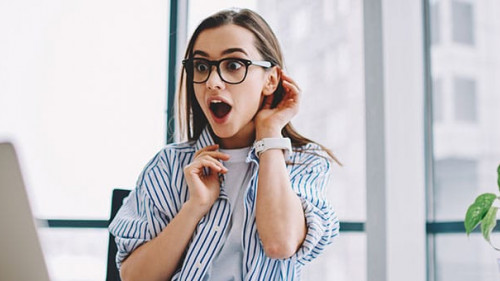 Frau-begeistert-Bildschirm-304484177-AS-BullRun