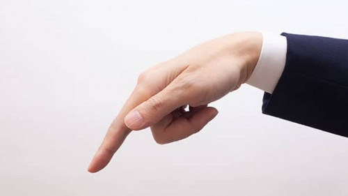 タッチパネルやボタンを押すビジネスマンの手