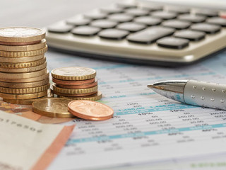 Geld-Taschenrechner-296717897-AS-Zerbor