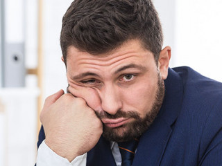 Anzugtraeger-gelangweilt-247142891-AS-Prostock-studio