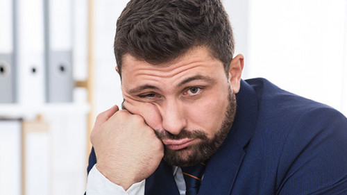 Anzugtraeger-gelangweilt-247142891-AS-Prostock-studio