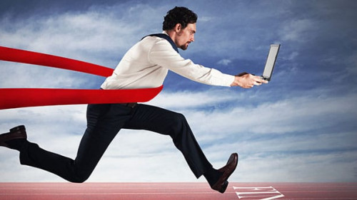 Anzugtraeger-Laptop-Tartanbahn-128121501-FO-alphaspirit