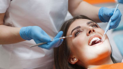 Zahnaerztin-Patientin-265678112-AS-GTeam