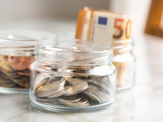 3 Gläser Konten mit Euro Scheinen, 2€ Münzen und Wechselgeld