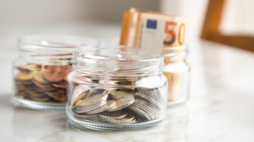 3 Gläser Konten mit Euro Scheinen, 2€ Münzen und Wechselgeld