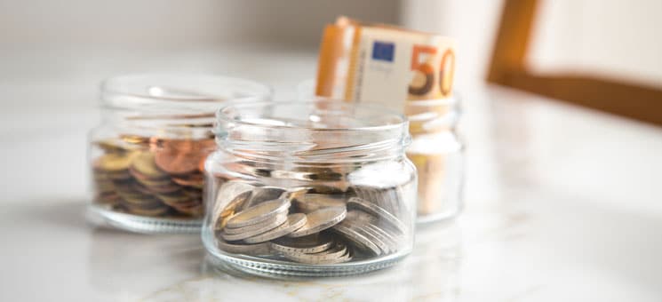 3 Gläser Konten mit Euro Scheinen, 2€ Münzen und Wechselgeld