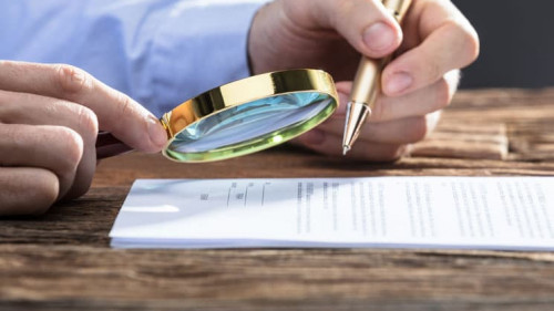 Anzugtraeger-Papier-Lupe-Stift-187853584-AS-Andrey-Popov