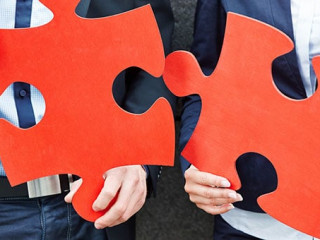 Anzugtraeger-Puzzleteile-65402924-AS-Robert-Kneschke