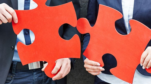 Anzugtraeger-Puzzleteile-65402924-AS-Robert-Kneschke