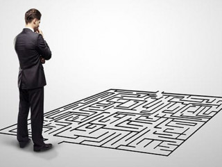Anzugtraeger-Labyrinth-44960804-FO-peshkova