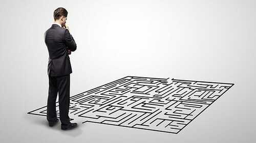 Anzugtraeger-Labyrinth-44960804-FO-peshkova