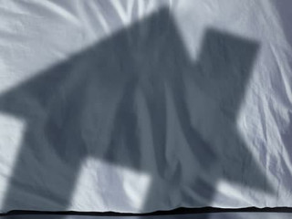 Bett-Haus-Schatten-112087634-FO-freshidea