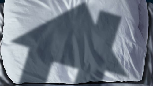 Bett-Haus-Schatten-112087634-FO-freshidea