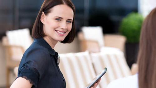Frau-Beratung-Tablet-115023132-AS-Viacheslav-Iakobchuk