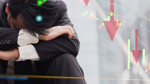 Anzugtraeger-traurig-rote-Pfeile-336636568-AS-Nattakorn