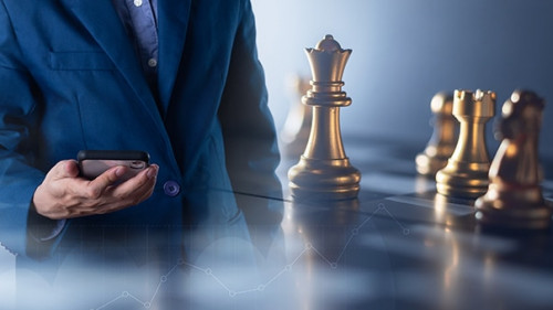 Anzugtraeger-Smartphone-Schach-295070716-AS-TMLsPhotoG