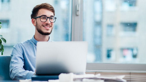 Mann-Laptop-Brille-330092699-AS-Suteren-Studio