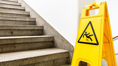 Treppe-rutschig-Schild-208476530-AS-fottoo