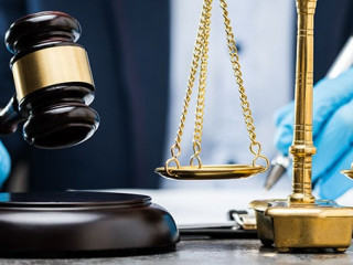 Anzugtraeger-Richterhammer-Waage-Handschuhe-335242291-AS-Andrey-Popov