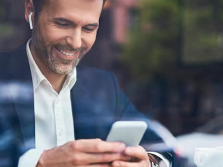 Anzugtraeger-Smartphone-267639372-AS-baranq