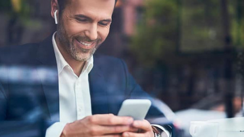 Anzugtraeger-Smartphone-267639372-AS-baranq