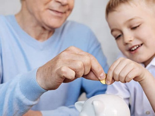 Opa-Enkel-Sparschwein-159312544-FO-Viacheslav-Lakobchuk