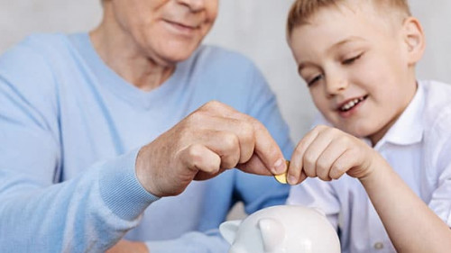 Opa-Enkel-Sparschwein-159312544-FO-Viacheslav-Lakobchuk