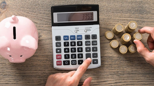 Haende-Taschenrechner-Sparschwein-Muenzen-109276643-AS-Andrey-Popov