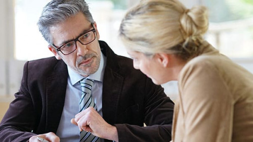 Anzugtraeger-Frau-Gespraech-137195844-AS-goodluz