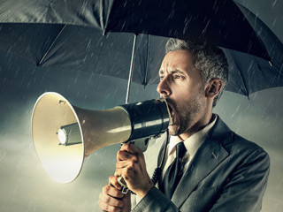 Anzugtraeger-Megafon-Schirm-88980188-AS-olly