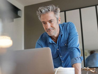 Mann-Laptop-Buero-260666366-AS-goodluz