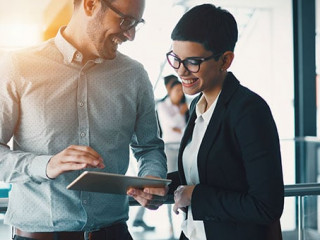 AnzugtraegerInnen-Tablet-183215418-AS-NDABCREATIVITY