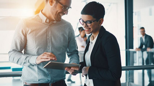 AnzugtraegerInnen-Tablet-183215418-AS-NDABCREATIVITY