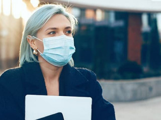 Frau-Maske-332457590-AS-Strelciuc